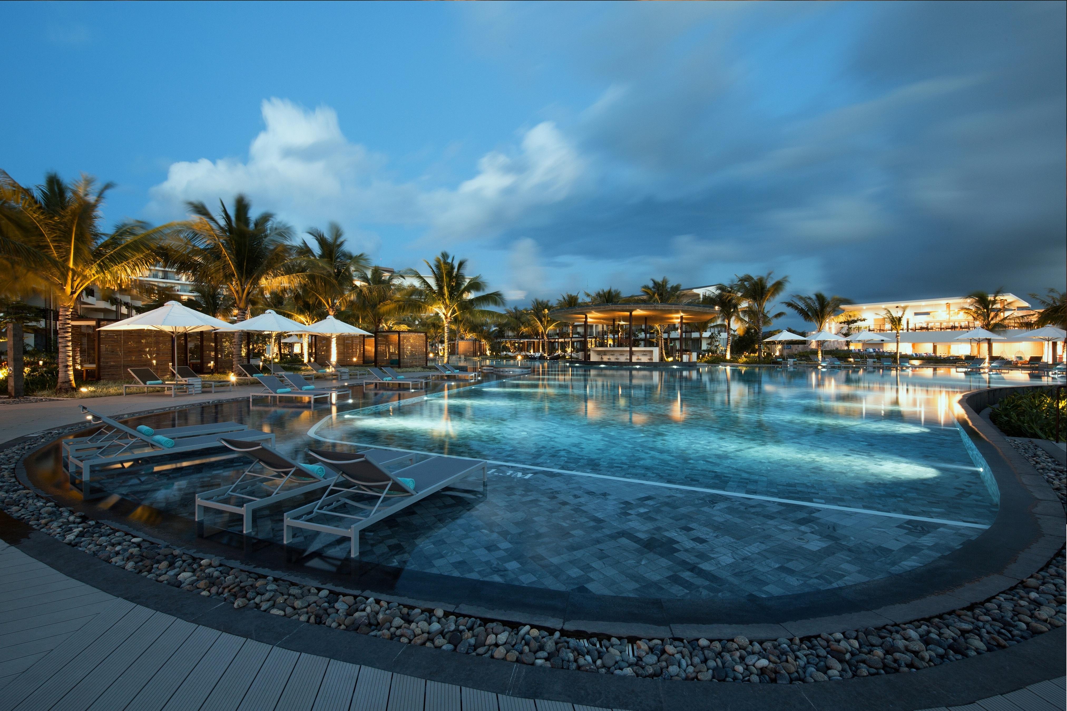 SOL by Meliá Phu Quoc Exterior foto The pool at the Sheraton Nha Trang Resort & Spa